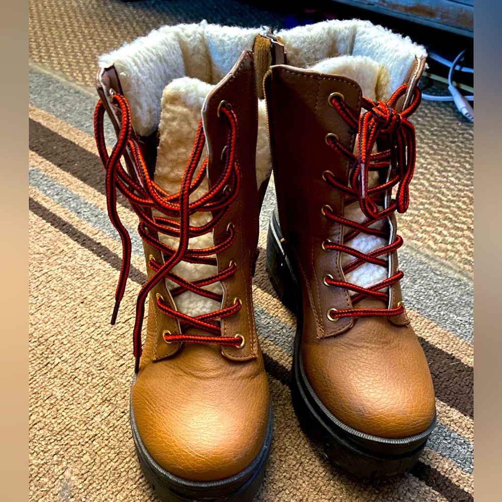 Woman’s size 6 winter boots
